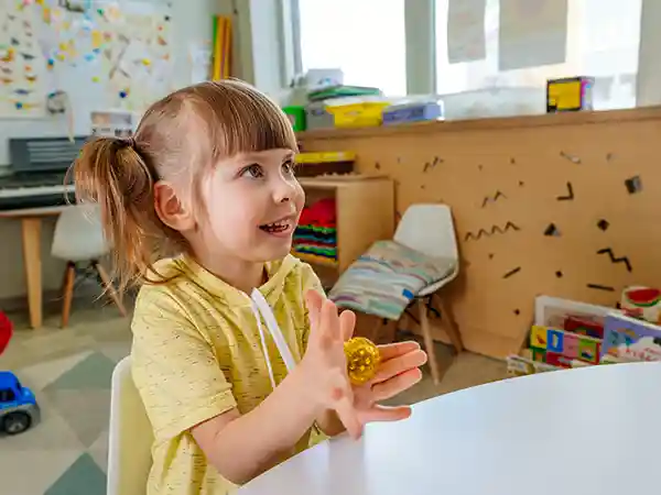 Child with cerebral palsy using an AAC communication device with the support of a speech-language pathologist